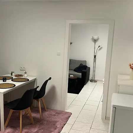 - Messe & Uni Nah Apartment *